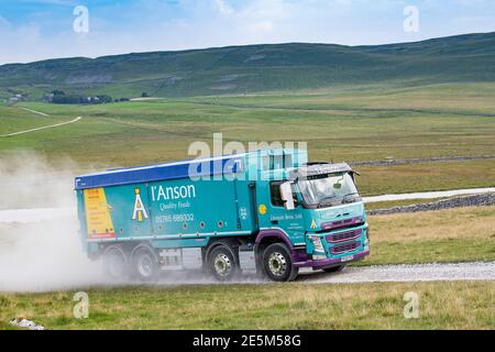 I'Anson Viehfutterwagen auf einer Farm Strecke in den Yorkshire Dales, Großbritannien. Stockfoto