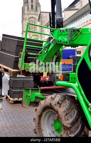 Gabelstapler mit Teleskopkran Anheben Lieferung von Betonblöcken Auf die Baustelle zu ziehen Stockfoto