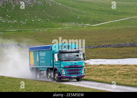 I'Anson Viehfutterwagen auf einer Farm Strecke in den Yorkshire Dales, Großbritannien. Stockfoto