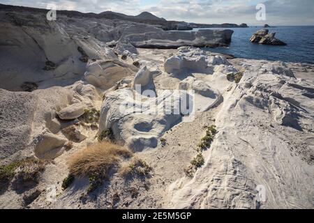 Mondlandschaft nahe Sarakiniko Strand auf Milos Insel, Griechenland. Stockfoto