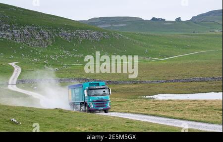 I'Anson Viehfutterwagen auf einer Farm Strecke in den Yorkshire Dales, Großbritannien. Stockfoto