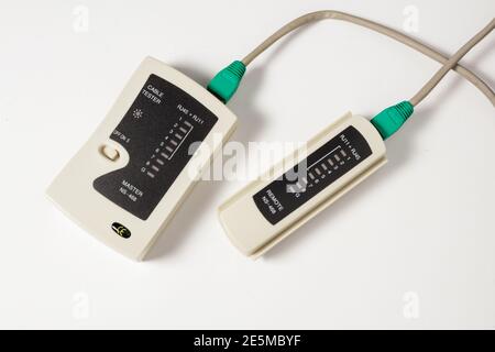 Netzwerktester auf weißem Hintergrund. Konzepttechnologie. Stockfoto