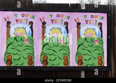 Turnpike Lane, London, Großbritannien. 28. Jan 2021 Covid 19 Pandemie: Leben unter Verschluss, 'ist es schon vorbei' Plakate in Haringey. Kredit: Matthew Chattle/Alamy Live Nachrichten Stockfoto