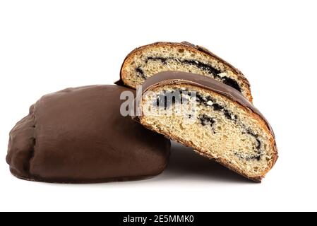 Ein ganzes süßes Brötchen und zwei Hälften eines Bun in Schokoladenglasur mit Mohn Samen auf weißem Hintergrund. Nahaufnahme. Stockfoto