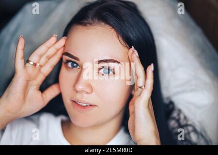 Junge Frau mit schönen Augenbrauen nach dem Eingriff permanente Make-up im Salon, Nahaufnahme Foto Stockfoto