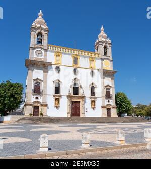 Katholische Kirche namens Igreja do Carmo in Faro, Portugal. Aufgenommen mit einem klaren blauen Himmel im Hintergrund. Stockfoto