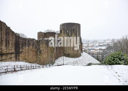 Barnard Castle, Teesdale, County Durham, Großbritannien. Januar 2021. Wetter in Großbritannien. Das Castle of Barnard Castle hebt sich stark von einem schneebedeckten Himmel ab, da Teile Nordenglands von Schnee getroffen werden. Kredit: David Forster/Alamy Live Nachrichten Stockfoto