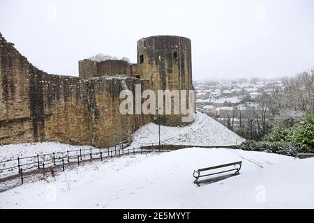 Barnard Castle, Teesdale, County Durham, Großbritannien. Januar 2021. Wetter in Großbritannien. Das Castle of Barnard Castle hebt sich stark von einem schneebedeckten Himmel ab, da Teile Nordenglands von Schnee getroffen werden. Kredit: David Forster/Alamy Live Nachrichten Stockfoto