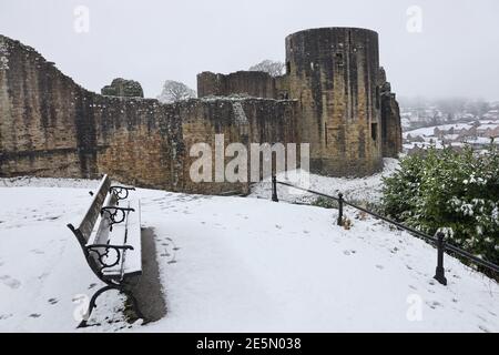 Barnard Castle, Teesdale, County Durham, Großbritannien. Januar 2021. Wetter in Großbritannien. Das Castle of Barnard Castle hebt sich stark von einem schneebedeckten Himmel ab, da Teile Nordenglands von Schnee getroffen werden. Kredit: David Forster/Alamy Live Nachrichten Stockfoto