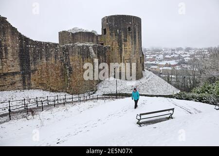 Barnard Castle, Teesdale, County Durham, Großbritannien. Januar 2021. Wetter in Großbritannien. Das Castle of Barnard Castle hebt sich stark von einem schneebedeckten Himmel ab, da Teile Nordenglands von Schnee getroffen werden. Kredit: David Forster/Alamy Live Nachrichten Stockfoto