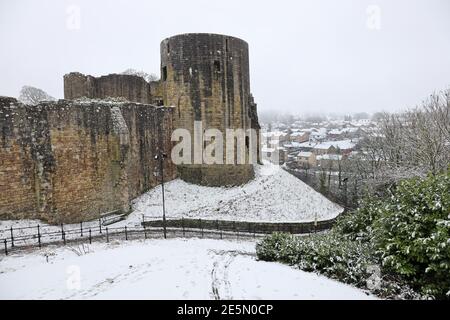 Barnard Castle, Teesdale, County Durham, Großbritannien. Januar 2021. Wetter in Großbritannien. Das Castle of Barnard Castle hebt sich stark von einem schneebedeckten Himmel ab, da Teile Nordenglands von Schnee getroffen werden. Kredit: David Forster/Alamy Live Nachrichten Stockfoto