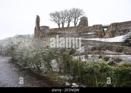 Barnard Castle, Teesdale, County Durham, Großbritannien. Januar 2021. Wetter in Großbritannien. Das Castle of Barnard Castle hebt sich stark von einem schneebedeckten Himmel ab, da Teile Nordenglands von Schnee getroffen werden. Kredit: David Forster/Alamy Live Nachrichten Stockfoto