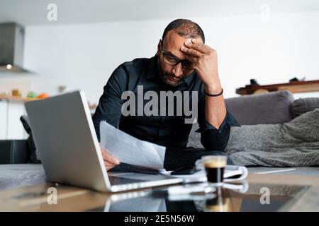 Verzweifelter Unternehmer mit Problemen aufgrund der Virus-Pandemie konfrontiert Stockfoto