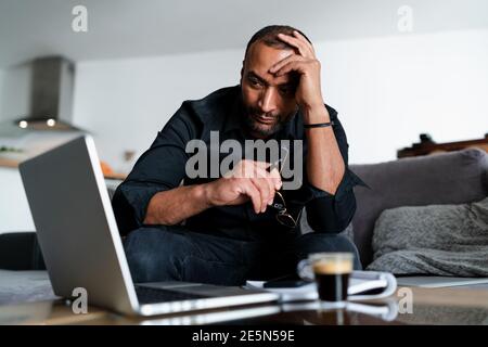 Verzweifelter Unternehmer mit Problemen aufgrund der Virus-Pandemie konfrontiert Stockfoto