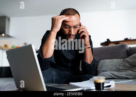 Verzweifelter Unternehmer mit Problemen aufgrund der Virus-Pandemie konfrontiert Stockfoto