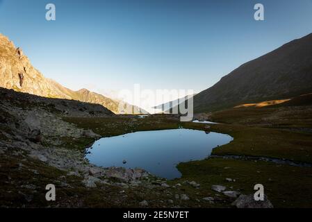 alpensee im Sommer in den Bergen der Teberda Naturschutzgebiet in der Karatschai-Tscherkess Republik Stockfoto