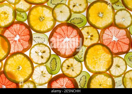 Gesunde, frische Früchte in Scheiben geschnitten. Ringe aus Grapefruit, Kiwi, Zitrone und Orange Stockfoto