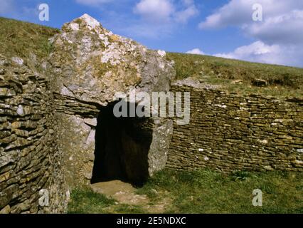 Blick nordwestlich des Eingangs & Vorhofhörner von Stoney Littleton Neolithische Kammergrab, Somerset, England, Großbritannien, mit einem Ammonit auf W Türpfosten gegossen. Stockfoto