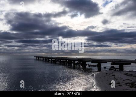 Insel Fehmarn, Deutschland. Januar 2021. Die Sonne bahnt sich ihren Weg durch dunkle Wolkenfelder über der Ostsee. Kredit: Frank Molter/dpa/Alamy Live Nachrichten Stockfoto