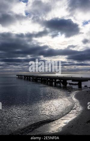 Insel Fehmarn, Deutschland. Januar 2021. Die Sonne bahnt sich ihren Weg durch dunkle Wolkenfelder über der Ostsee. Kredit: Frank Molter/dpa/Alamy Live Nachrichten Stockfoto