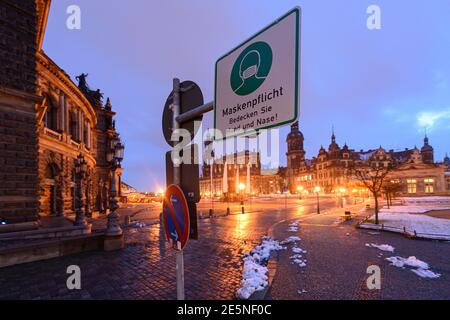 Dresden, Deutschland. Januar 2021. Ein Schild, das darauf hinweist, dass Masken obligatorisch sind, hängt auf dem Theaterplatz. Quelle: Robert Michael/dpa-Zentralbild/dpa/Alamy Live News Stockfoto