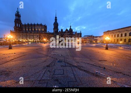 Dresden, Deutschland. Januar 2021. Am Morgen liegen Schneereste auf dem Theaterplatz vor der Hofkirche (l-r), dem Hausmannsturm, der Reiterstatue von König Johann, dem Residenzschloss, der Schinkelwache und dem Zwinger. Quelle: Robert Michael/dpa-Zentralbild/dpa/Alamy Live News Stockfoto