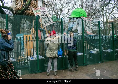 EUSTON SQUARE LONDON, GROSSBRITANNIEN 28. JANUAR 2021. Hohe Zäune werden um den Perimiter der Euston Square Gardens herum errichtet, als Gerichtsvollzieher vorpredigen, eine Gruppe von Anti-HS2-Klimaaktivisten zu vertreiben, die ein Lager eingerichtet hatten. Kredit: amer ghazzal/Alamy Live Nachrichten Stockfoto