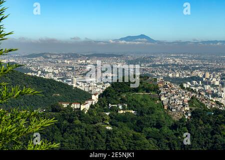 Stadt Rio de Janeiro, Blick auf das Slum, Maracana Stadion, und die Stadt. Stockfoto