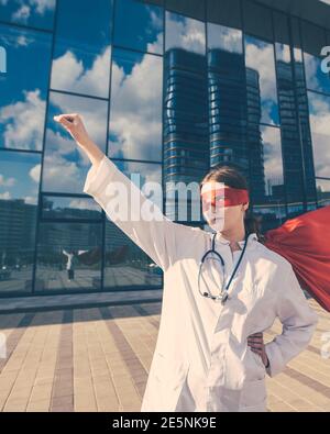 Ärztin in einem Superhelden Cape ist bereit zu helfen. Stockfoto
