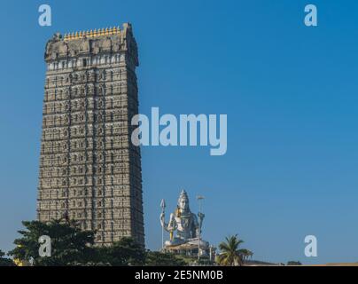 Blick auf den weltweit höchsten Gopura oder Gopuram von Murdeshwar Tempel, mit der zweithöchsten Lord Shiva Statue in der Welt in Murdeshwar, Karnataka, Ind Stockfoto