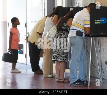 6. November 2012 die Menschen Stimmen bei den US-Präsidentschaftswahlen in North Miami Beach, Florida. REUTERS/Andrew Innerarity (Vereinigte Staaten - Tags: Politik Wahlen USA Präsidentschaftswahlen)