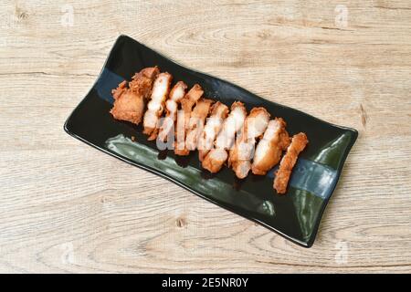 Frittierte Schweinebauch-Scheibe auf dem Teller anordnen Stockfoto