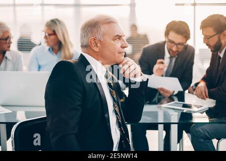Nahaufnahme. Nachdenklicher Geschäftsmann sitzt im Büro. Stockfoto