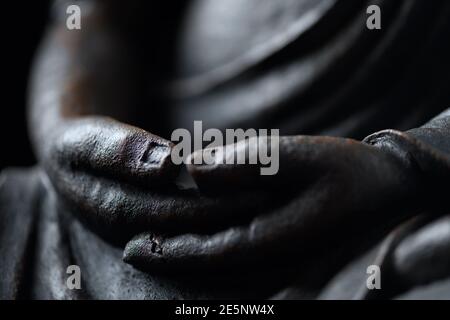 Hände der meditierenden Buddha Statue. Nahaufnahme. Stockfoto