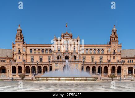 Sevilla, Plaza de España. Architektonische Details des Palastes auf dem bekanntesten Platz von Sevilla (Spanien). Sonniger Tag mit blauem Himmel. Stockfoto