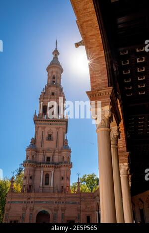 Sevilla, Plaza de España. Architektonische Details des Palastes auf dem bekanntesten Platz von Sevilla (Spanien). Sonniger Tag mit blauem Himmel. Stockfoto