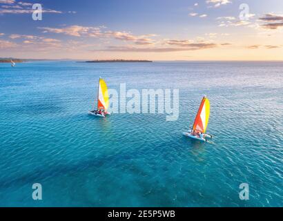 Segelboote auf dem Meer bei Sonnenuntergang im Sommer. Tropische Landschaft Stockfoto