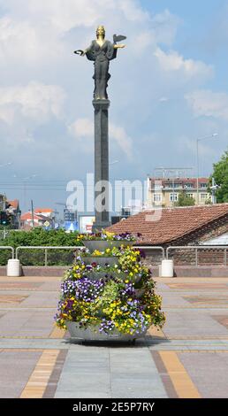 Statue der Heiligen Sofia, die über der Stadt thront Stockfoto