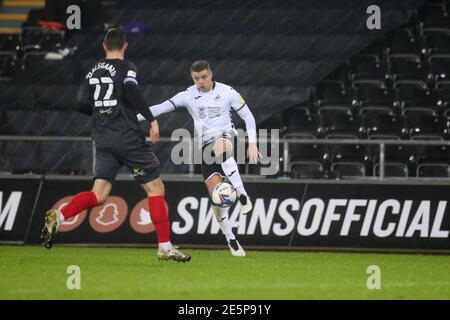 Swansea, Großbritannien. Januar 2021. Jake Bidwell von Swansea City in Aktion (r). EFL Skybet Championship match, Swansea City gegen Brentford im Liberty Stadium in Swansea am Mittwoch 27. Januar 2021. Dieses Bild darf nur für redaktionelle Zwecke verwendet werden. Nur redaktionelle Verwendung, Lizenz für kommerzielle Nutzung erforderlich. Keine Verwendung in Wetten, Spiele oder ein einzelner Club / Liga / Spieler Publikationen. PIC von Andrew Orchard / Andrew Orchard Sport Fotografie / Alamy Live News Credit: Andrew Orchard Sport Fotografie / Alamy Live News Stockfoto