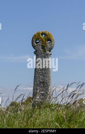 Cornish Stone Cross auf Sanddünen bei Perranporth, in der Nähe des Oratoriums von St. Piran Stockfoto