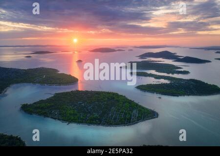 Luftaufnahme von schönen kleinen Inseln in der Adria bei Sonnenuntergang Stockfoto
