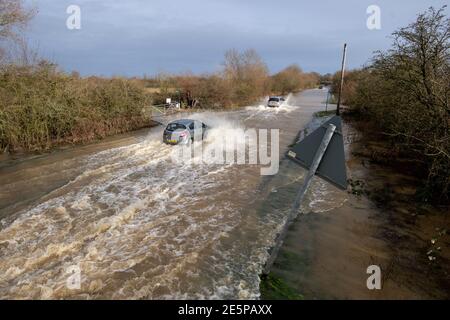 Auf einer Straße in der Nähe von Rothley in Leicestershire fahren Autos durch das Flutwasser. Bilddatum: Donnerstag, 28. Januar 2021. Stockfoto