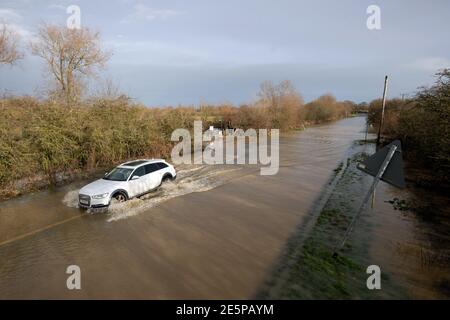 Auf einer Straße in der Nähe von Rothley in Leicestershire fahren Autos durch das Flutwasser. Bilddatum: Donnerstag, 28. Januar 2021. Stockfoto