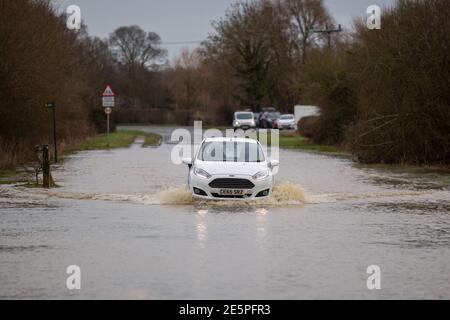 Auf einer Straße in der Nähe von Rothley in Leicestershire fahren Autos durch das Flutwasser. Bilddatum: Donnerstag, 28. Januar 2021. Stockfoto