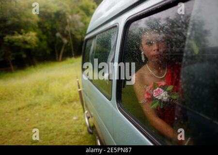 Teenager-Mädchen mit ihren Fingern von hinten gesehen hinter dem Rücken