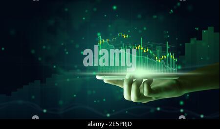 Geschäftsmann mit mobilen Analyse Aktienmarkt Finanzdaten und Wirtschaftswachstum Diagramm. Stockfoto