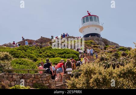 Kap der Guten Hoffnung, Südafrika -- 5. Januar 2018. Foto von Touristen, die am Berghang Treppen steigen, um den Leuchtturm auf dem Kap von Goo zu besuchen Stockfoto