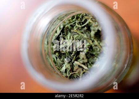Getrockneter Koriander in einem kleinen Glasgefäß Stockfoto