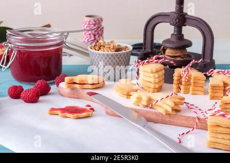 Backen von Weihnachtsplätzchen. Stockfoto