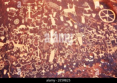 Petroglyphen auf Newspaper Rock im Canyonlands National Park, Utah, USA Stockfoto